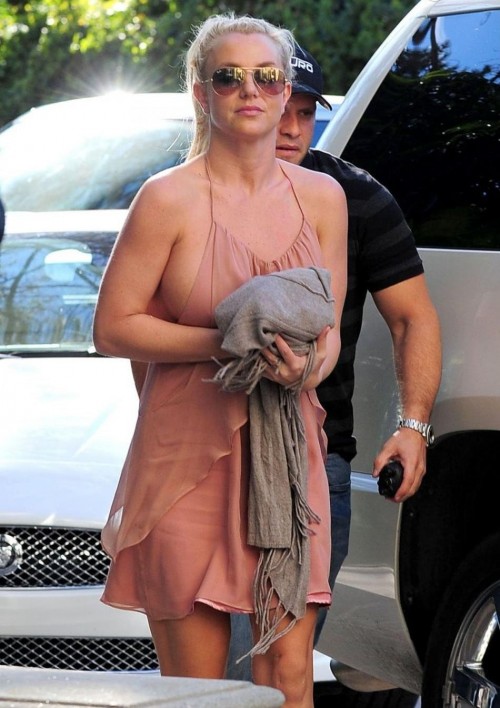 1029019-britney-spears-a-los-angeles-le-19-950x0-1-e1476371248122.jpg