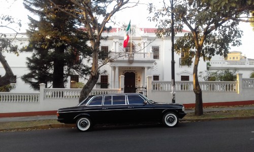300D-MERCEDES-LIMUSINA-IN-FRONT-OF-MEXICAN-EMBASSY-COSTA-RICA.jpg
