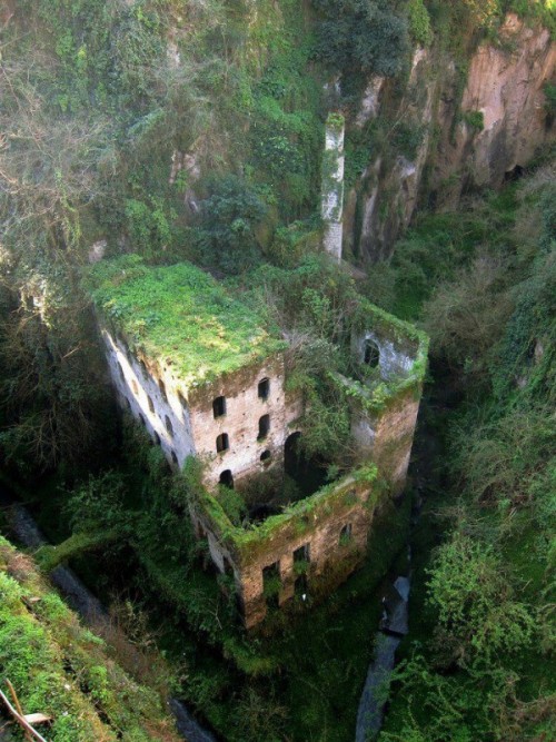Breathtaking-abandoned-castle-in-Italy-600x800.jpg
